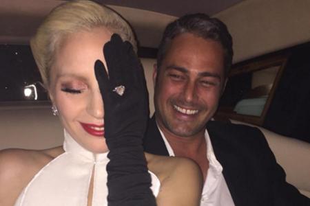 Lady Gaga hatte ihren Verlobten Taylor Kinney als Unterstützung dabei. Gut sichtbar über dem Handschuh: ihr herzförmiger Ver...