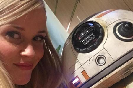 Auch Reese Witherspoon schloss mit BB-8 Freundschaft!