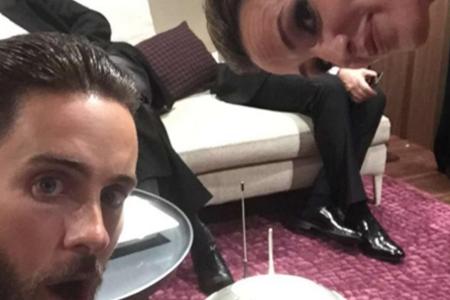 Jared Leto wollte auch ein Selfie mit BB-8. Da huschte sogar Jennifer Garner mit ins Bild!