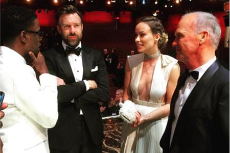Rock hatte auch Zeit für ein angeregtes Gespräch mit Jason Sudeikis (li.), dessen Lebensgefährtin Olivia Wilde und Michael K...