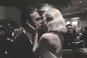 Inniger Liebesbeweis: Lady Gaga und ihr Verlobter Taylor Kinney am Rande der Oscars