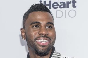 Am Wochenende hatte Jason Derulo wenig zu lachen: Er zog sich beim Tanzen eine unangenehme Verletzung am Bein zu
