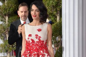 Amal Clooney zeigte sich elegant und stilsicher im Minikleid bei der Filmpremiere von "Hail, Caesar!"