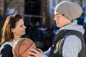 "Alles was zählt": Um sich zu beweisen, dass er ein freier Mann ist, lässt Leo sich auf einen Flirt mit Michelle ein.