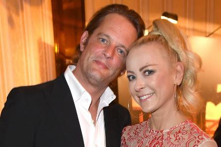 Jenny Elvers mit ihrem Verlobten Steffen von der Beeck auf der Berlinale