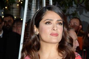 Salma Hayek brachte ihren Hund Mozart vor neun Jahren mit auf die Welt