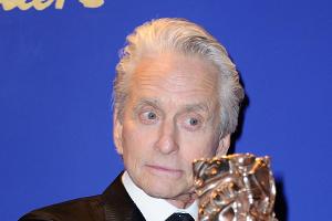 Michael Douglas zeigt stolz seine neue Trophäe