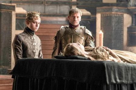 König Tommen (Leonard Rosemann), Jaime Lennister (Nikolaj Coster-Waldau) und die tote Myrcella Baratheon (Nell Tiger Free)