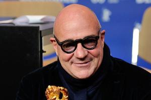 "Fuocammare"-Regisseur Gianfranco Rosi zeigt stolz seinen Goldenen Bären