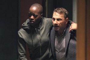 Kommissar Thorsten Lannert (Richy Müller) will die verletzte Lela (Florence Kasumba) in Sicherheit bringen