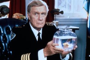 George Gaynes in seiner Paraderolle als Kommandant Eric Lassard in der Komödie "Police Academy". Der Goldfisch wurde im Lauf...