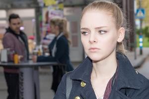 "Unter Uns": Fiona kämpft gegen ihre Eifersucht an, als sie Easy am Büdchen im Gespräch mit seinem Karnevalsflirt Mara sieht.