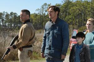 Vater Roy (Michael Shannon, Mitte) tut alles, um seinen Sohn Alton zu beschützen. Hilfe bekommt er von Lucas (Joel Edgerton)...