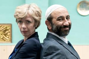 "Der Hodscha und die Piepenkötter": Bürgermeisterin Ursel Piepenkötter (Anna Stieblich) bringt sich gegen Nuri Hodscha (Hilm...