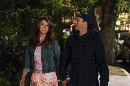 Bei diesem Foto dürfte allen Fans ein Stein vom Herzen fallen: Lorelai und Luke (Scott Patterson) sind in den vier neuen Fol...