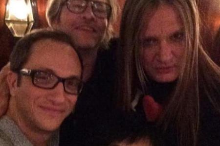 Wer darf auch nicht fehlen? Hep Alien! Die Bandmitglieder Lane (Keiko Agena, vorne), Zack (Todd Lowe, hinten), Brian (John C...