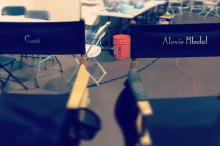 Von Alexis Bledel fehlt auf den Twitter-Accounts ihrer Co-Stars jede Spur. Aber Alan Loayza verriet, dass er eine Szene mit ...