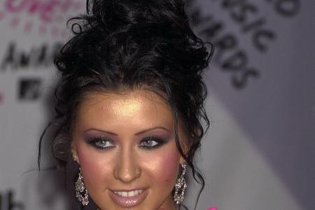 Eine Zeit lang trug sie fast schwarze Haare gerne in Kombination mit schrillen Outfits. Die dunklen Haare lassen ihren Teint...