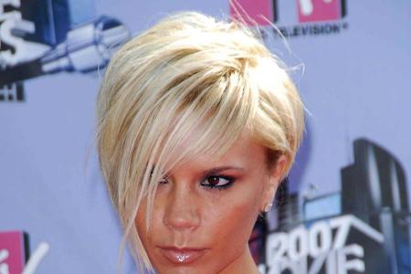 Es gabe eine Phase in der Vergangenheit, in der sie die Haare kurz und wasserstoffblond trug. Da sieht sie gleich ganz ander...