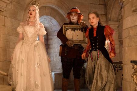 Sechs Jahre nach dem ersten Teil muss sich Alice (Mia Wasikowska, r.) erneut im Wunderland beweisen. In 