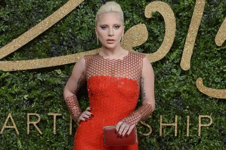 Elegant in Rot zog die Sängerin bei den Brit Fashion Awards im selben Jahr alle Blicke auf sich.