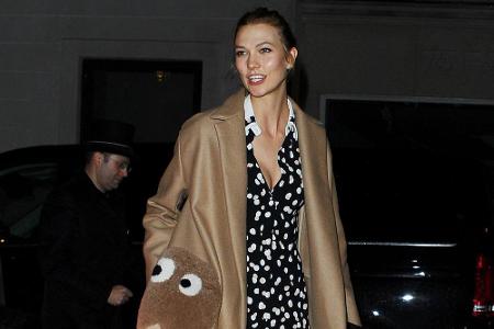 Das schwarz-weiße Tupfen-Kleid von Karlie Kloss war raffiniert geschnitten: tiefes Dekolleté und hoher Beinschlitz.