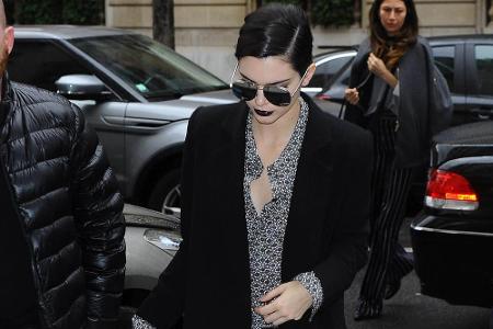 Model Kendall Jenner machte im schwarz-weißen Streetlook die Straßen von Paris unsicher.