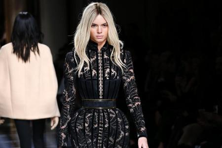 Auf dem Balmain-Laufsteg lief Jenner nicht nur in Blond, sondern auch in Beige-Weiß, wobei der Beige-Teil überdimensionierte...