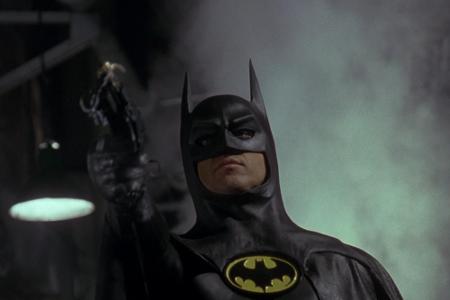 Ende der 80er Jahre durfte Michael Keaton in Tim Burtons düsterer Verfilmung des Comics den dunklen Ritter spielen. So auch ...