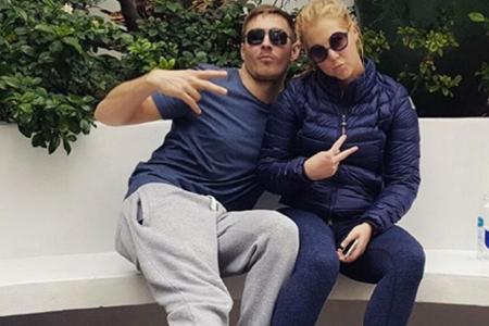Sie sind derzeit das niedlichste Pärchen in Hollywood: Komikerin Amy Schumer und ihr Freund Ben Hanisch! Niedliche Liebesbot...