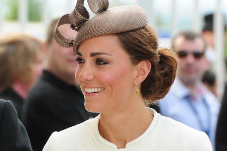 Eine echte Lady muss um Aufmerksamkeit nicht kämpfen. Mit ihrer ganz eigenen, faszinierenden Aura zieht sie alle in ihren Ba...