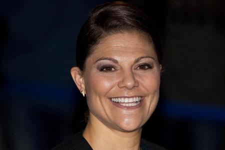 Zum damenhaften Auftritt zählt auch das perfekte Styling. Das Make-up ist immer dezent und natürlich, die Lippen werden auss...