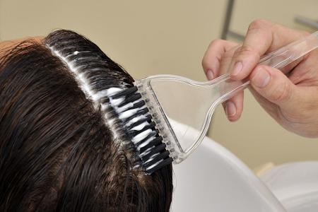 Doch auch die schönste Frisur wird durch einen ungefärbten Haaransatz zerstört. Deswegen steht der Besuch beim Friseur regel...