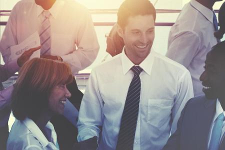 Ladys sind Smalltalk-Profis. Bei Events können sie sich so mit allen wichtigen Personen unterhalten und Kontakte knüpfen.