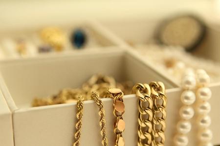 Von dem selbstverdienten Geld, gönnen sich Ladys auch gerne mal den ein oder anderen Luxusartikel. Bei Handtaschen, Schuhen ...