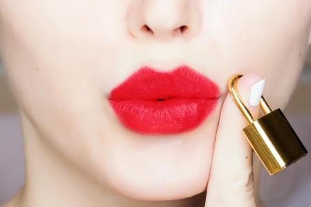 Auch Geheimnisse sind bei echten Ladys sicher. Eine vertrauliche Geschichte weiterzuerzählen, ist alles andere als gutes Ben...