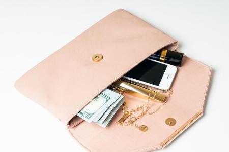 Genauso unhöflich ist es, bei einer Unterhaltung sein Smartphone ständig in der Hand zu haben. Ladys lassen ihr Handy in der...