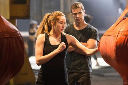 Four trainiert Tris bei den Ferox. Sie muss eine bestimmte Punktzahl bei den einzelnen Prüfungen erreichen, damit sie nicht ...