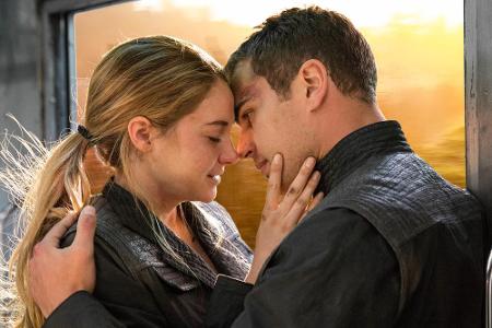 Gemeinsam mit Tris entkommt er Jeanine schließlich und sie fliehen zusammen, da sie sich sehr nahe gekommen sind...