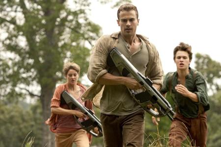 Doch die zu Jeanine übergelaufenen Ferox spüren sie dort auf, so dass Tris, Four und Tris' Bruder Caleb (Ansel Elgort) erneu...