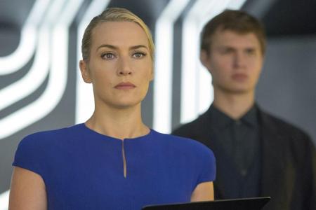 Jeanine will eine Box öffnen, die ein Geheimnis über Chicago beinhaltet. Nur ein Unbestimmter kann diese öffnen - und das is...