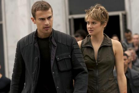 Es gibt eine Welt außerhalb von Chicago, zu der Tris und Four aufbrechen wollen.