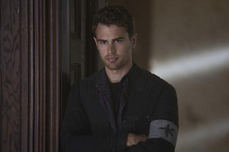 Four kann die Hinrichtungen, die seine Mutter durchführen lässt, nicht tolerieren.