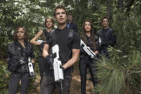 Sie nehmen Christina, Caleb, Peter (Miles Teller) und Tori (Maggie Q) mit. Nicht alle kommen auf der anderen Seite an...