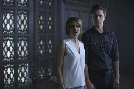 Außerhalb der Grenzen werden sie schließlich in das Amt für genetisches Sozialwesen gebracht und erst einmal dekontaminiert....