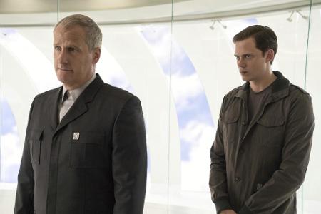 Amtsleiter David (Jeff Daniels) und Matthew (Bill Skarsgard) erklären den Flüchtigen, dass sich die Menschheit im Zuge eines...