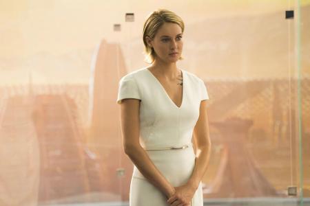 Das Experiment Chicago soll nun wieder Menschen hervorbringen, die keine Gendefekte mehr aufweisen. Bisher ist nur Tris eine...