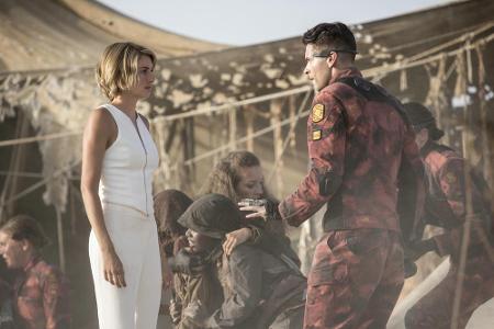 Tris darf in die Vergangenheit ihrer Mutter reisen und erfährt, dass diese bereits selbst im Amt gearbeitet hat.