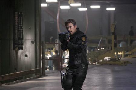 Four wird unterdessen in die neuen technischen Geräte eingewiesen.