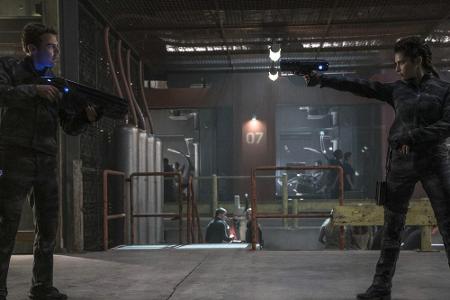 Nita (Nadia Hilker) hilft ihm beim Training. Er überzeugt sie, dass er mit auf Einsätze außerhalb des Amtes fahren möchte.